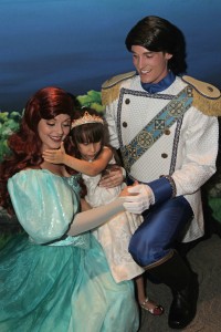 A aniversariante com a Ariel e o Príncipe!!
