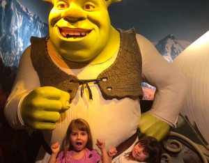 Dia das crianças nos EUA: elas escolheram tirar foto com o Shrek!